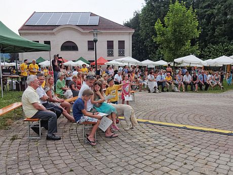 Auditorim vor der Mehrzweckhalle